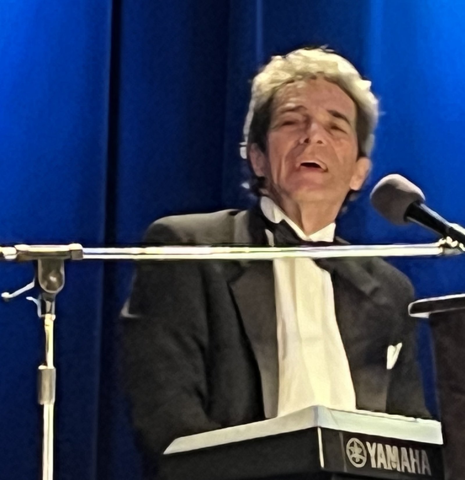 Reynald Précourt en spectacle piano-bar à la Salle Vincent-Plinguet